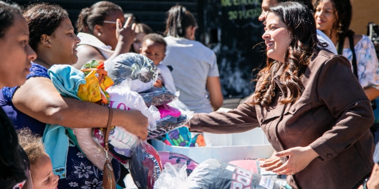 Jéssica Roberta entrega mais de 1,5 mil kits da Campanha do Agasalho no Morro da Kibon
