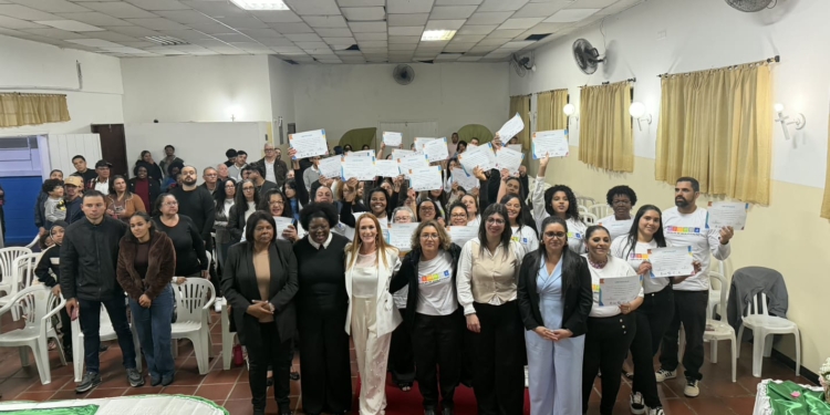 Rio Grande da Serra forma 40 cuidadores de idosos em curso com certificação profissional