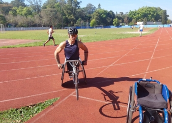 Atleta paralímpico de corrida de cadeira de SCS disputará a Maratona de Shangai em dezembro