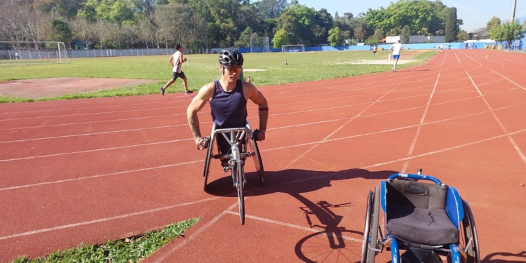 Atleta paralímpico de corrida de cadeira de SCS disputará a Maratona de Shangai em dezembro