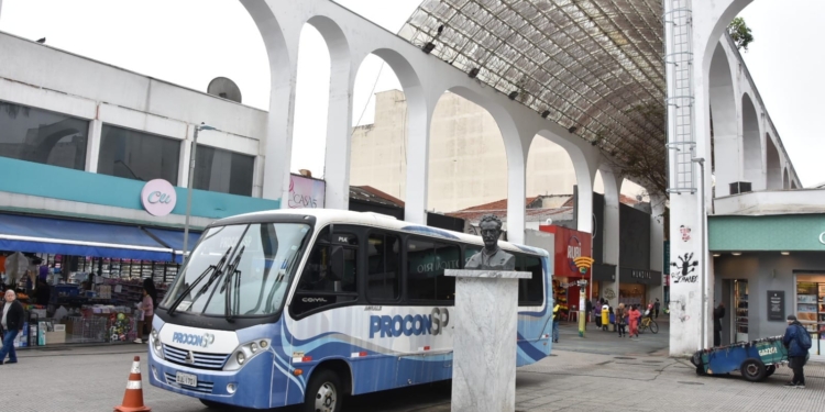 Procon Móvel atende munícipes na Rua Coronel Oliveira Lima nesta sexta