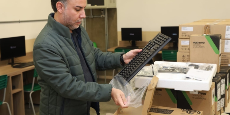 SA amplia informatização em escolas com novos computadores em sala de aula