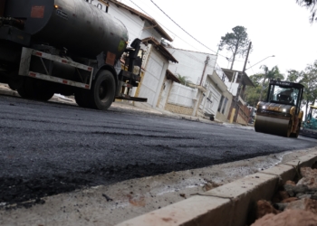 Jardim Mirante, em Ribeirão Pires, recebe primeira camada de asfalto