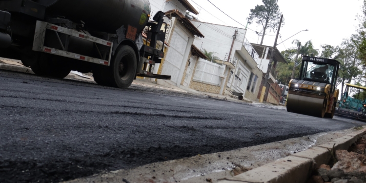 Jardim Mirante, em Ribeirão Pires, recebe primeira camada de asfalto
