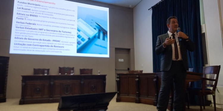Fabio Picarelli faz palestra sobre Paranapiacaba em Santos