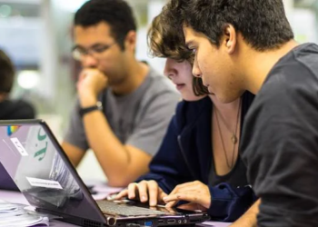 Conheça as 12 plataformas digitais gratuitas utilizadas na rede pública de SP para reforçar a aprendizagem 