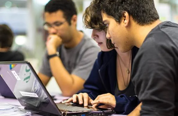 Conheça as 12 plataformas digitais gratuitas utilizadas na rede pública de SP para reforçar a aprendizagem