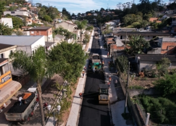Ribeirão Pires inicia camada final de asfalto na Avenida Flórida, em Ouro Fino
