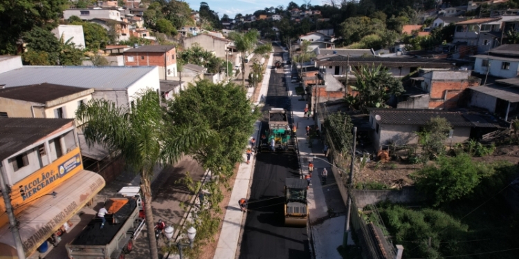 Ribeirão Pires inicia camada final de asfalto na Avenida Flórida, em Ouro Fino
