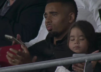 Gabriel Jesus chega ao Barcelona, assiste ao jogo e vê “concorrente” marcar 2 gols e dar show