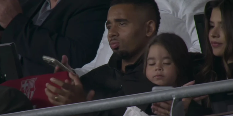 Gabriel Jesus chega ao Barcelona, assiste ao jogo e vê “concorrente” marcar 2 gols e dar show