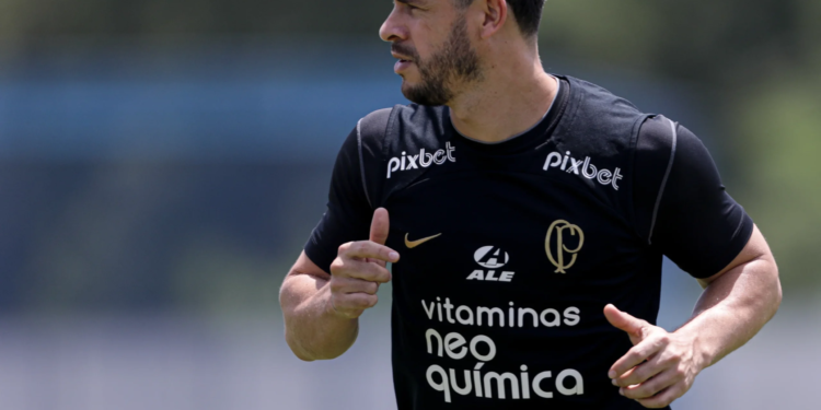Ex-Corinthians e Santos anuncia aposentadoria: “Melhor coisa”