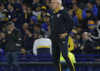Dorival lamenta chances perdidas e revela problema físico de Luciano