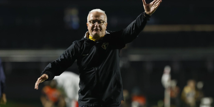 Dorival esclarece polêmica que gerou protesto de 15 minutos