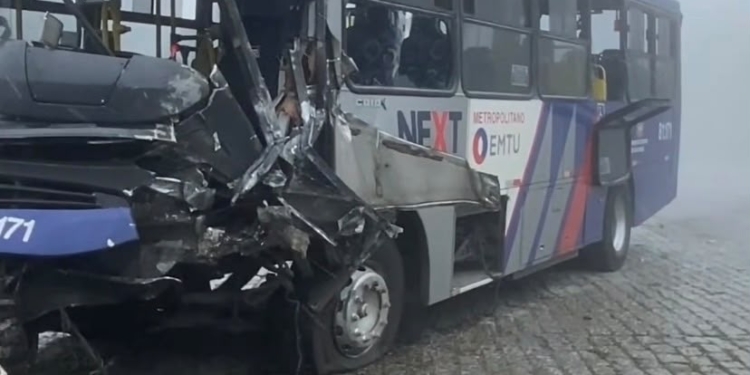 Acidente entre ônibus da Next Mobilidade e carreta deixa feridos na SP-122, em RGS, nesta segunda