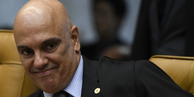 No Congresso, já se especula “saída honrosa” de Moraes do STF