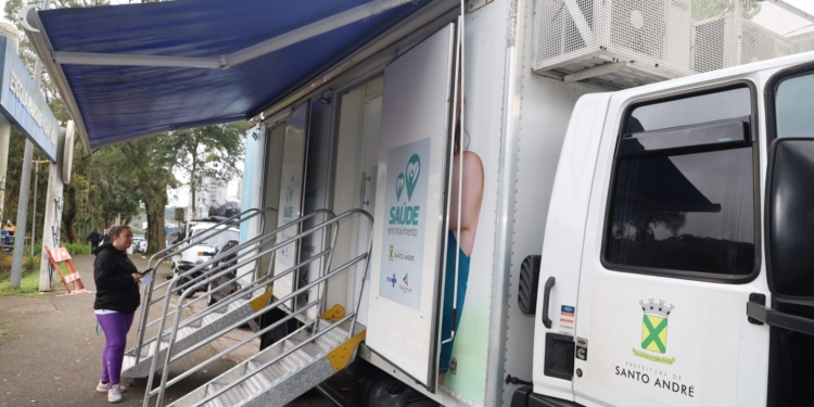 Caminhão da Saúde leva atendimentos para perto de instituições atendidas pelo Fundo Social