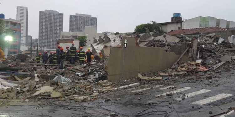 Bombeiros de SP encontram oitava vítima de desabamento na Penha