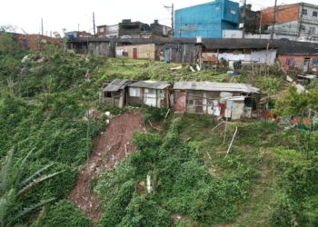Operação preventiva interdita residências com risco de deslizamento no Jardim Santo André