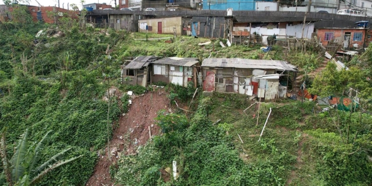 Operação preventiva interdita residências com risco de deslizamento no Jardim Santo André