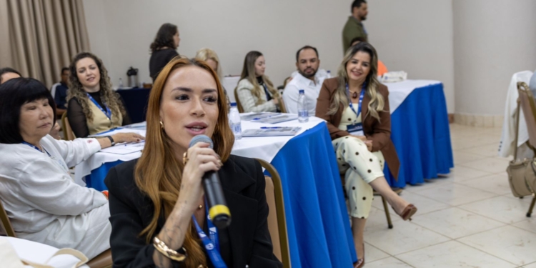 Letícia Auriani leva experiências de RGS para Escola de Primeiras-Damas em Águas de Lindóia