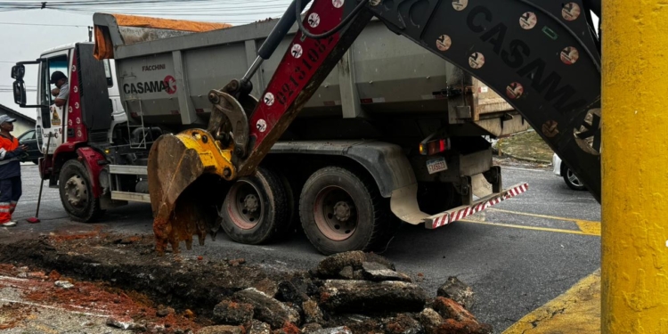 Recapeamento da Rua Miguel Prisco avança com implantação de guias e sarjetas