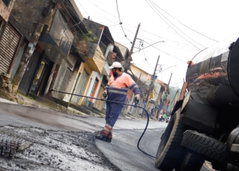Rua Pedro Mozelli, em RP, recebe camada de asfalto após avanço das obras de drenagem