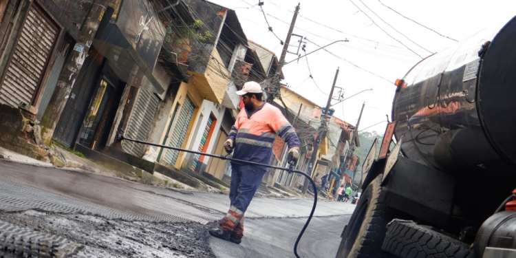 Rua Pedro Mozelli, em RP, recebe camada de asfalto após avanço das obras de drenagem