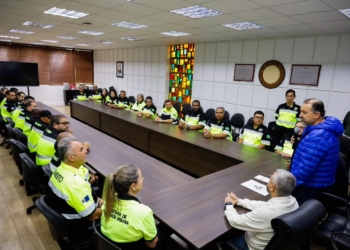 Marcelo Oliveira entrega novos uniformes aos agentes de trânsito
