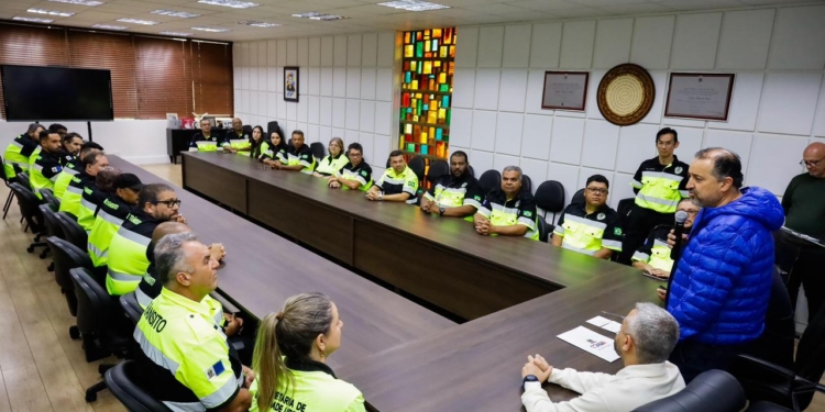 Marcelo Oliveira entrega novos uniformes aos agentes de trânsito