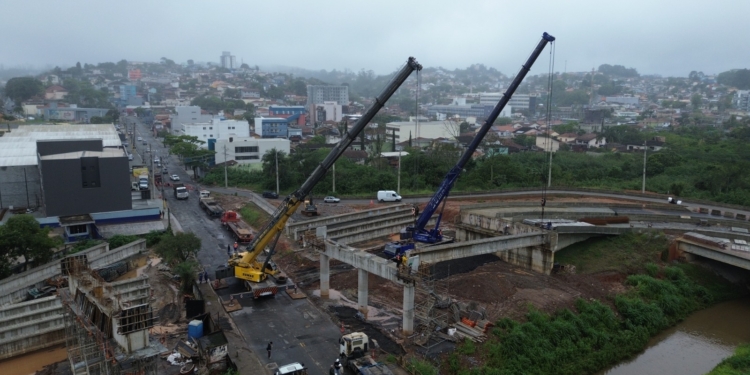 Içamento de vigas do Viaduto Estaiado tem interdição parcial na Av. Humberto de Campos, em RP