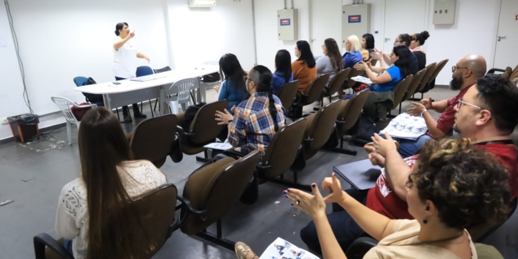 Servidores de Mauá aprendem Libras para ampliar acolhimento à população