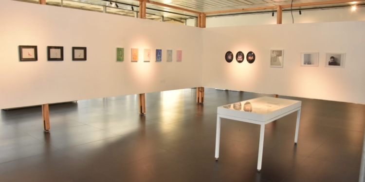 Encontro com artistas encerra mostra “O peso das pequenas coisas” neste sábado