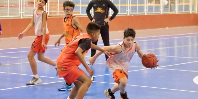 Mauá abre vagas para escolinha gratuita de basquete
