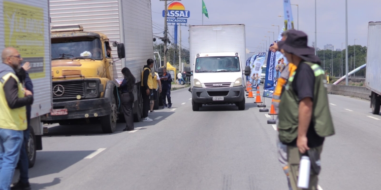 No Dia Nacional do Caminhoneiro, Santo André realiza ação educativa na Avenida dos Estados