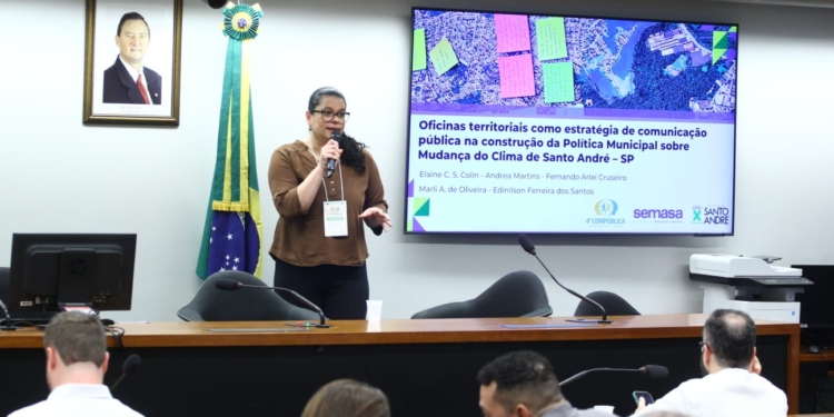 Semasa participa do IV ComPública com trabalho sobre comunicação e mudanças climáticas