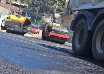 Rua Pedro Mozelli recebe capa final de asfalto após obras de drenagem em Ribeirão Pires