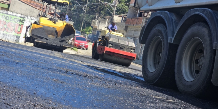 Rua Pedro Mozelli recebe capa final de asfalto após obras de drenagem em Ribeirão Pires