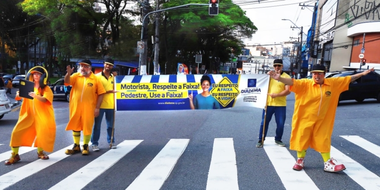 Diadema promove esquetes nas ruas para estimular empatia no trânsito