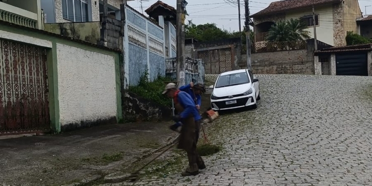 Ribeirão Pires reforça limpeza, capinação e manutenção urbana em Ouro Fino
