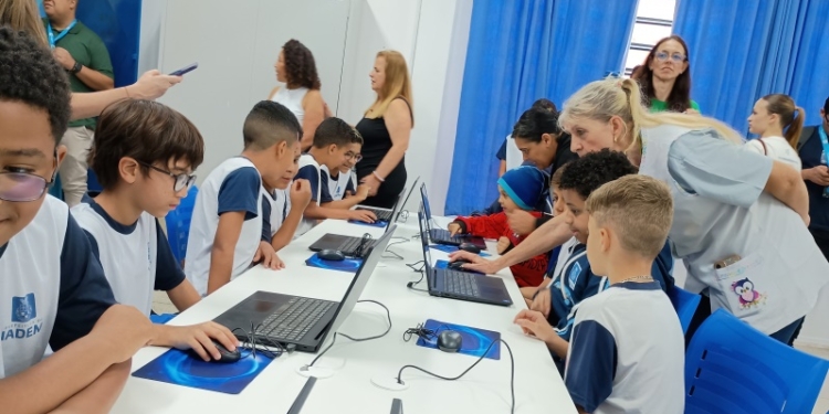 EMEB Prof. Florestan Fernandes recebe doação de 26 notebooks e inaugura laboratório de informática