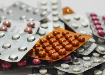 Uso simultâneo de medicamentos exige alerta e revisão médica constantes