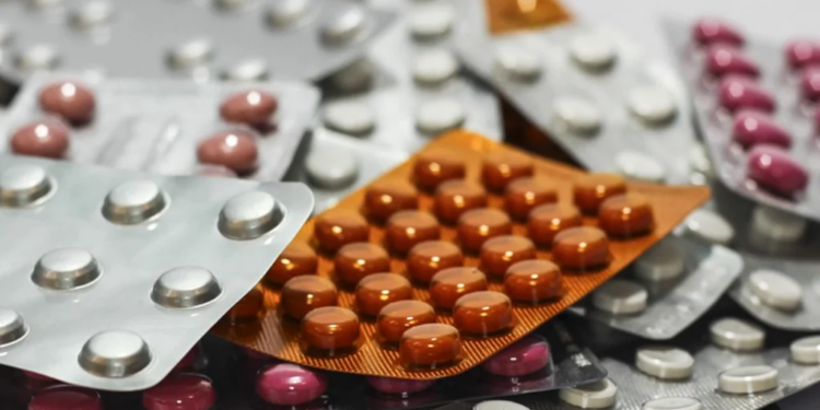 Uso simultâneo de medicamentos exige alerta e revisão médica constantes