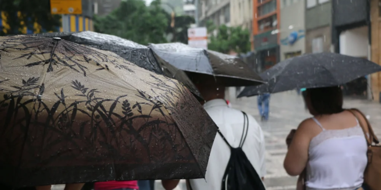 Defesa Civil alerta para chuva forte entre quarta e quinta-feira em diferentes regiões do estado