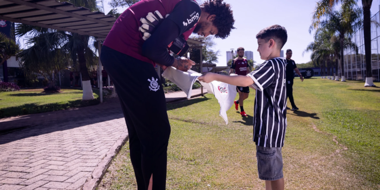 Polícia Civil e Corinthians identificam 6 torcedores que hostilizaram garoto