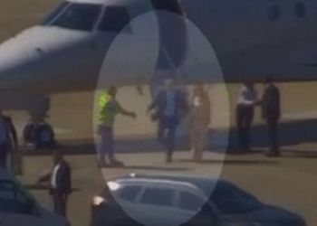 Vídeo registra Moraes e esposa descendo de jatinho de Vorcaro
