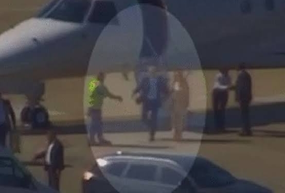 Vídeo registra Moraes e esposa descendo de jatinho de Vorcaro