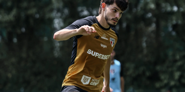 São Paulo prepara alterações no time para encarar o Santos por desfalques