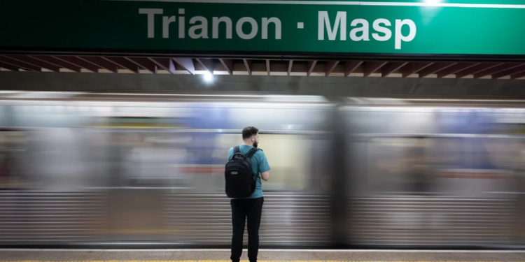 Metrô terá operação ininterrupta durante a madrugada neste fim de semana