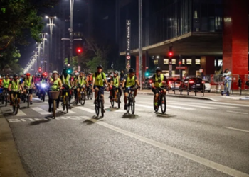Pedalada Noturna do Sesc reúne 1 mil ciclistas em SP